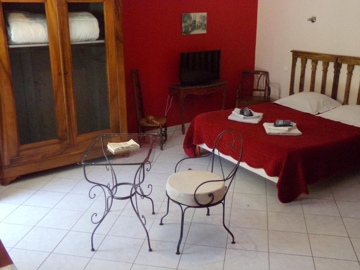 Chambres Et Table D'Hotes, Maisonnettes Individuelles Dans Propriete Privee Vézinnes Dış mekan fotoğraf